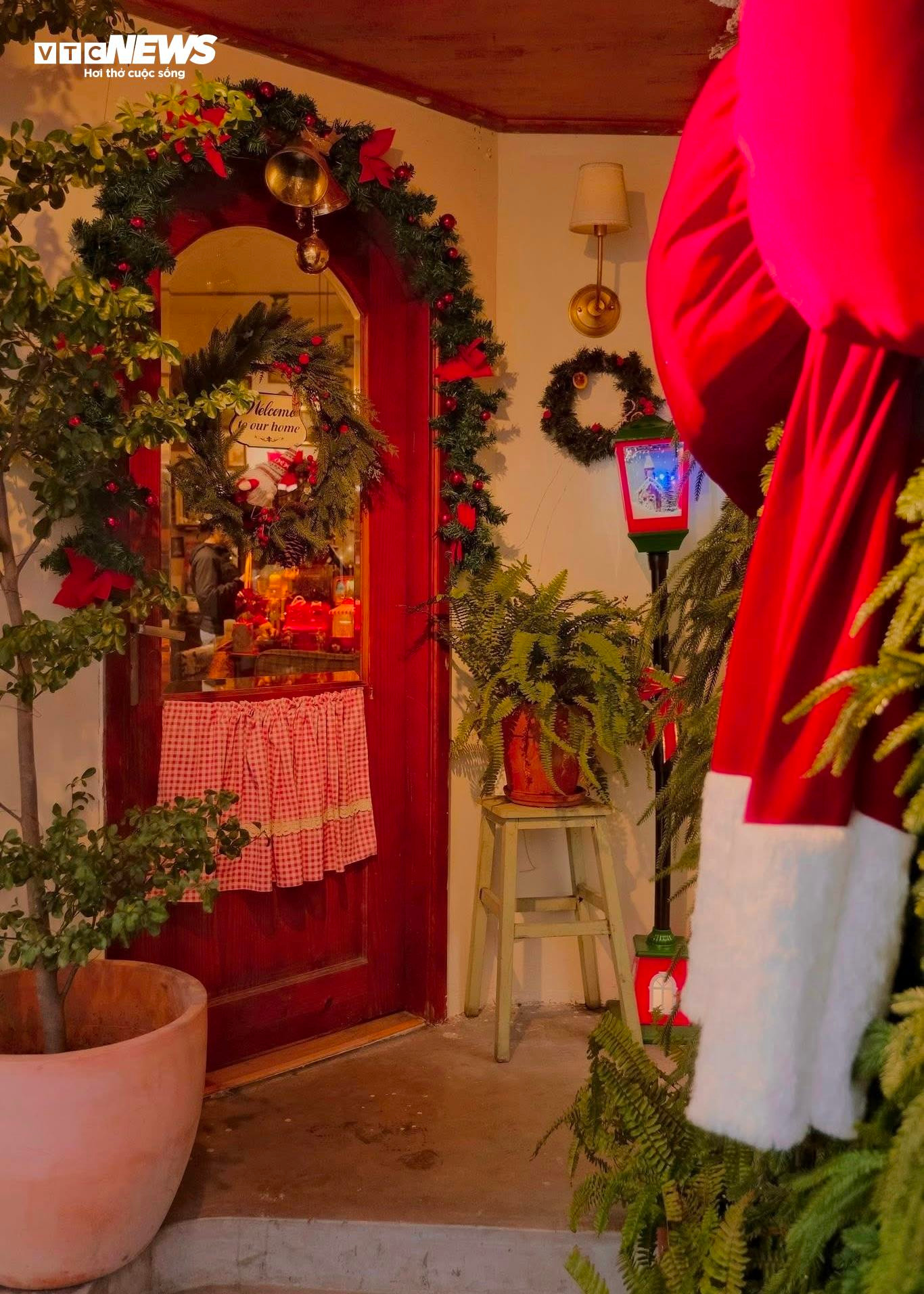 H&agrave;ng qu&aacute;n ở TP.HCM rực rỡ kh&ocirc;ng kh&iacute; Gi&aacute;ng sinh, giới trẻ đua nhau check-in- Ảnh 11.