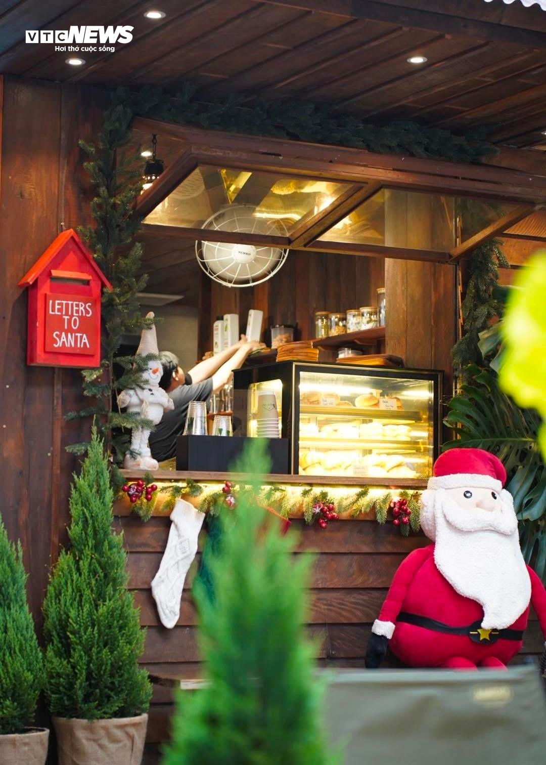 H&agrave;ng qu&aacute;n ở TP.HCM rực rỡ kh&ocirc;ng kh&iacute; Gi&aacute;ng sinh, giới trẻ đua nhau check-in- Ảnh 17.