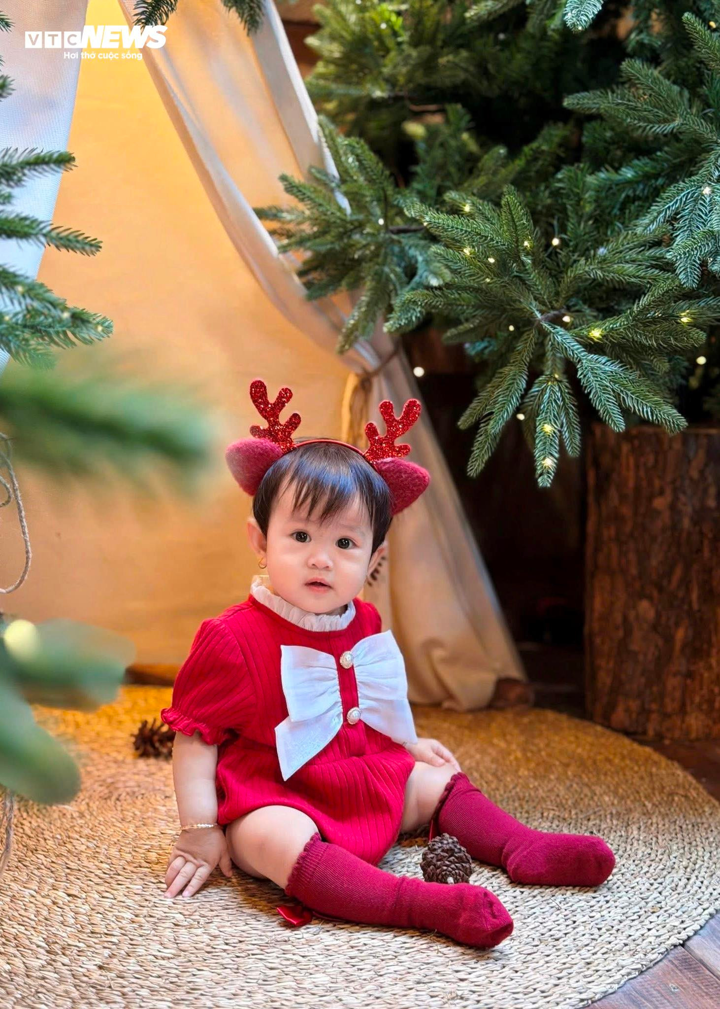 H&agrave;ng qu&aacute;n ở TP.HCM rực rỡ kh&ocirc;ng kh&iacute; Gi&aacute;ng sinh, giới trẻ đua nhau check-in- Ảnh 14.