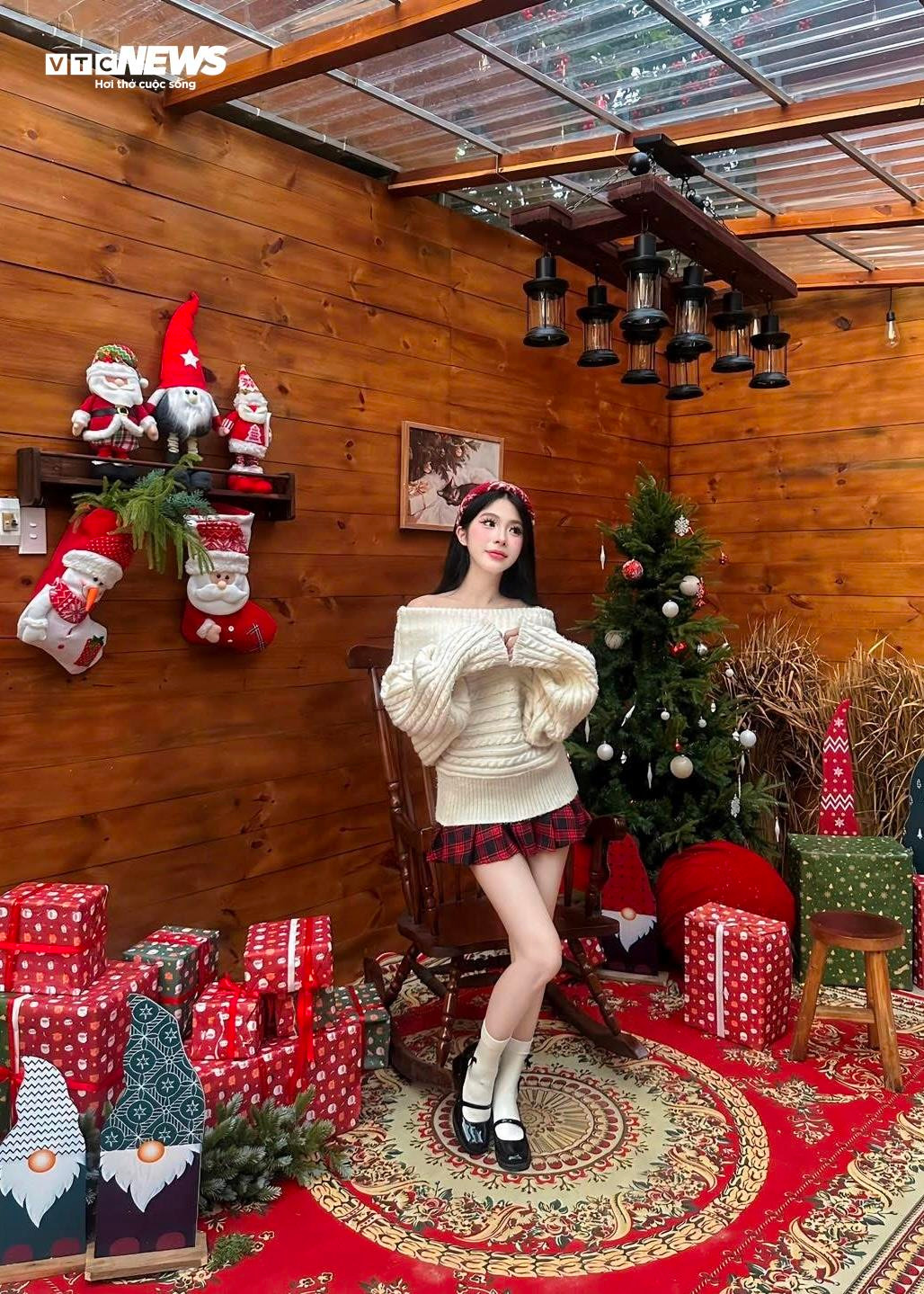 H&agrave;ng qu&aacute;n ở TP.HCM rực rỡ kh&ocirc;ng kh&iacute; Gi&aacute;ng sinh, giới trẻ đua nhau check-in- Ảnh 23.