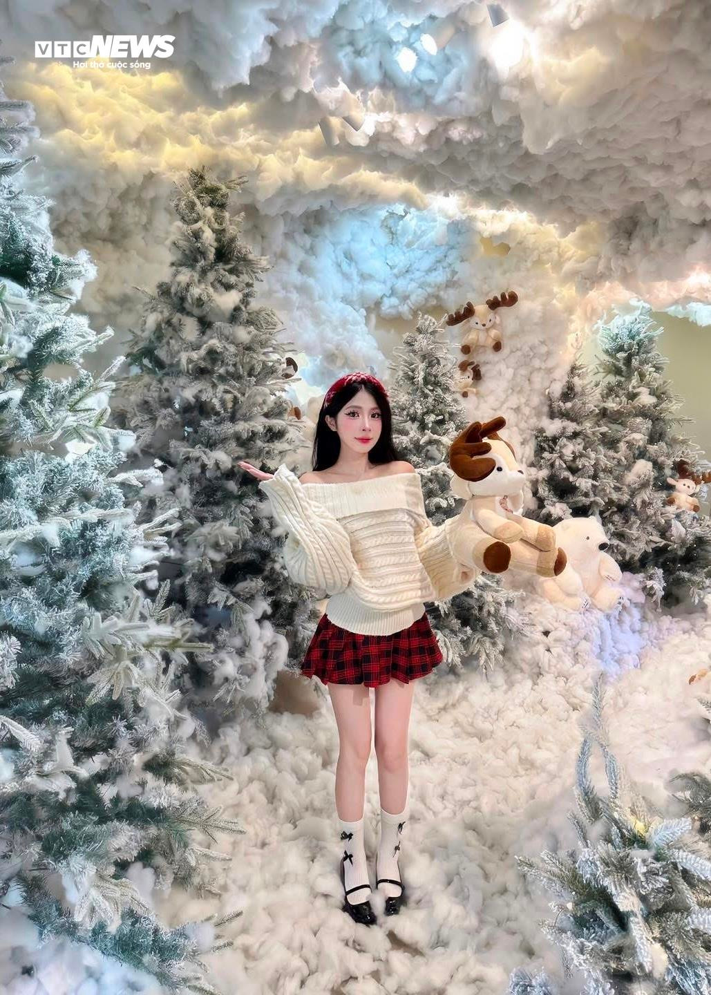 H&agrave;ng qu&aacute;n ở TP.HCM rực rỡ kh&ocirc;ng kh&iacute; Gi&aacute;ng sinh, giới trẻ đua nhau check-in- Ảnh 22.