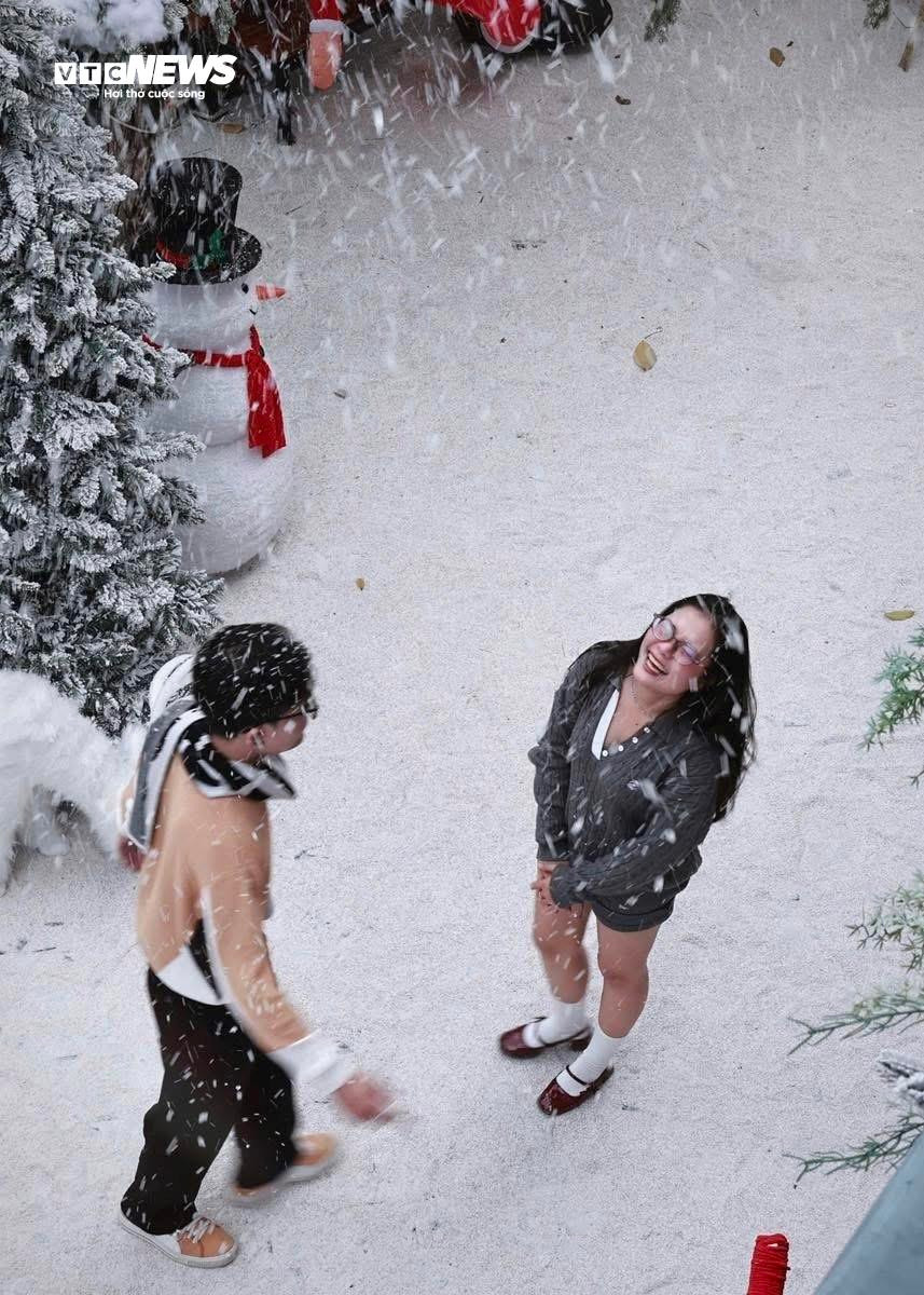 H&agrave;ng qu&aacute;n ở TP.HCM rực rỡ kh&ocirc;ng kh&iacute; Gi&aacute;ng sinh, giới trẻ đua nhau check-in- Ảnh 24.