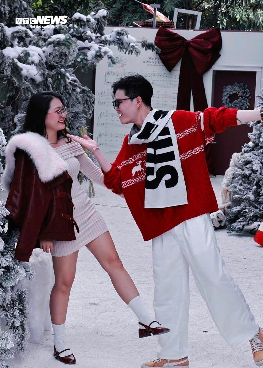 H&agrave;ng qu&aacute;n ở TP.HCM rực rỡ kh&ocirc;ng kh&iacute; Gi&aacute;ng sinh, giới trẻ đua nhau check-in- Ảnh 21.