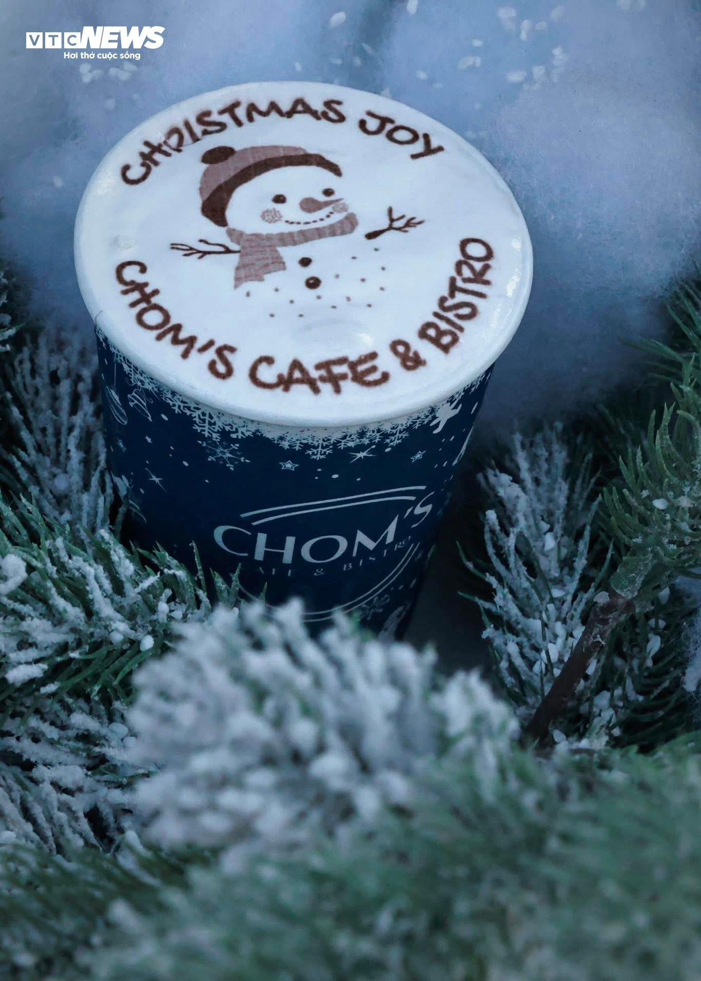 H&agrave;ng qu&aacute;n ở TP.HCM rực rỡ kh&ocirc;ng kh&iacute; Gi&aacute;ng sinh, giới trẻ đua nhau check-in- Ảnh 18.