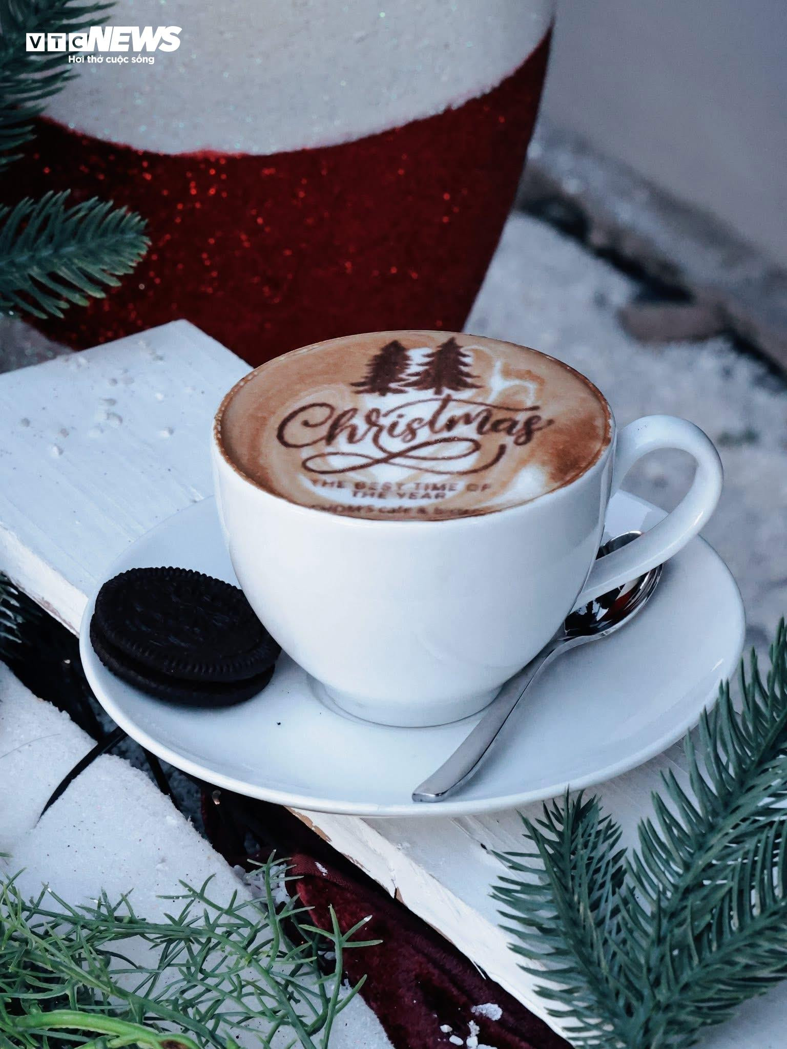 H&agrave;ng qu&aacute;n ở TP.HCM rực rỡ kh&ocirc;ng kh&iacute; Gi&aacute;ng sinh, giới trẻ đua nhau check-in- Ảnh 19.