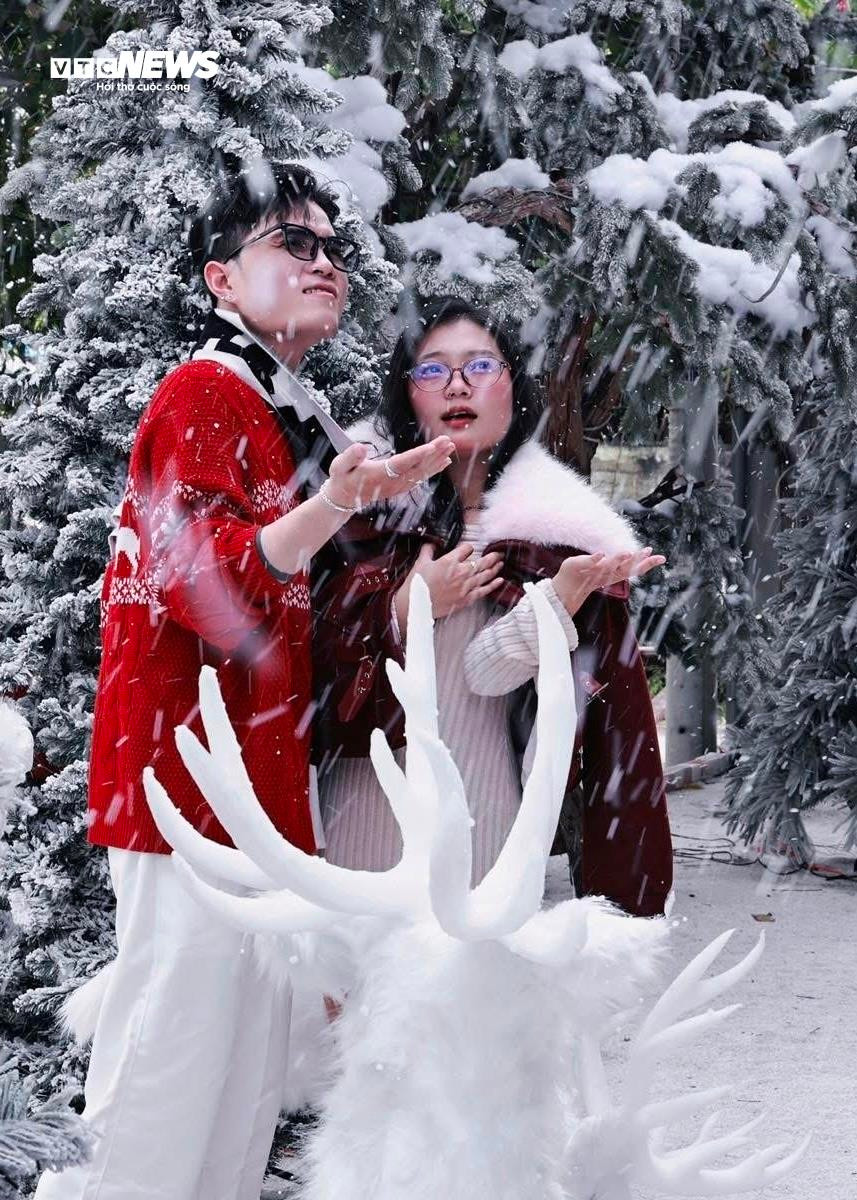 H&agrave;ng qu&aacute;n ở TP.HCM rực rỡ kh&ocirc;ng kh&iacute; Gi&aacute;ng sinh, giới trẻ đua nhau check-in- Ảnh 20.