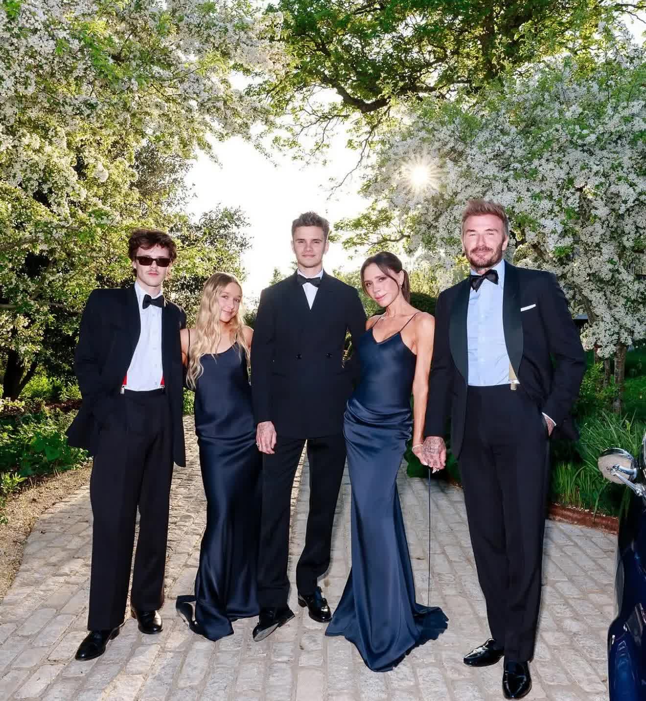 Kh&ocirc;ng thể tin nổi: Con cả bất hiếu chặn vợ chồng Beckham chỉ v&igrave; Victoria bấm 