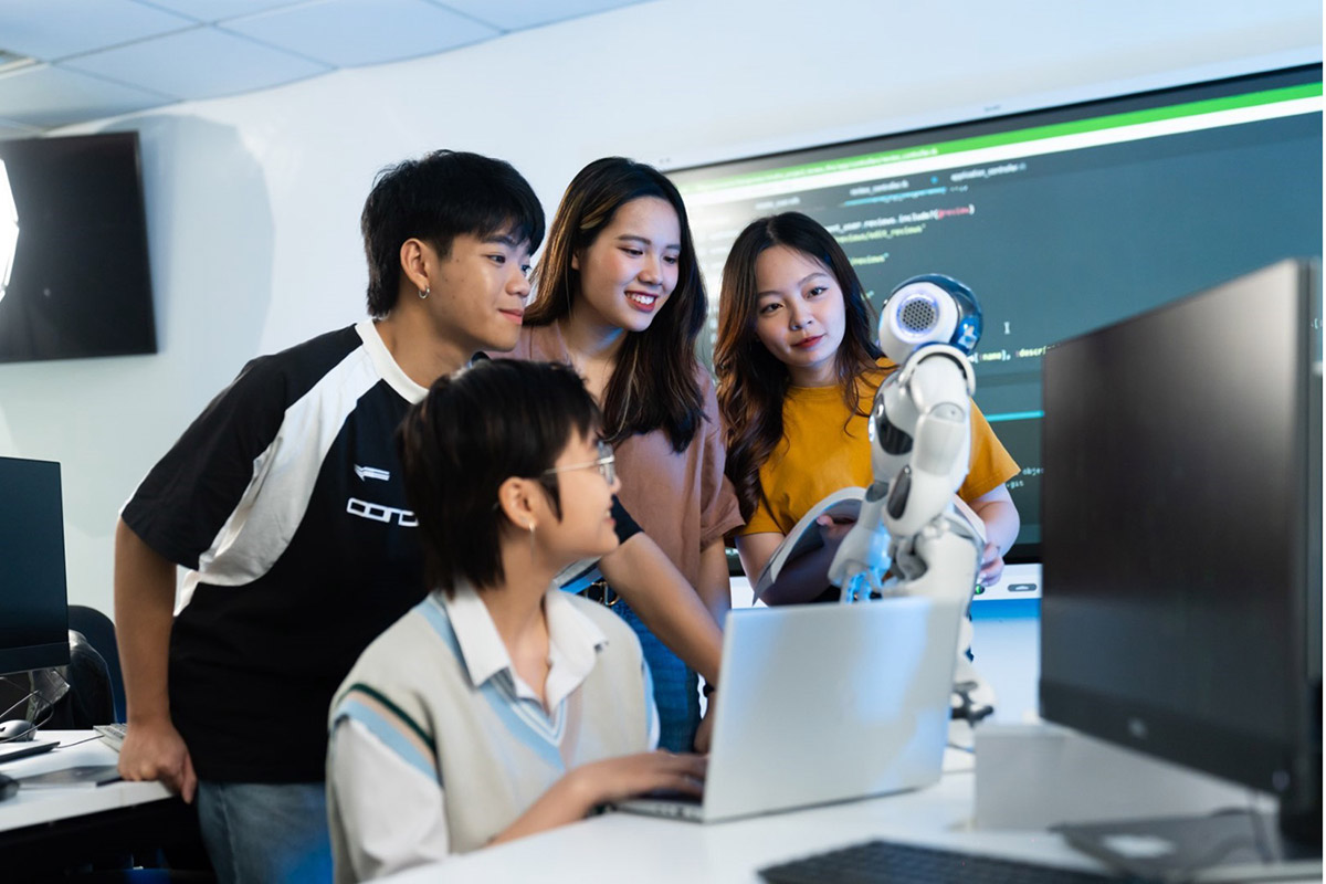 Nghề thuộc top 10 ng&agrave;nh tăng trưởng nhanh nhất đến 2030: Kh&aacute;t nh&acirc;n lực 10 năm tới, lương l&ecirc;n tới 50 triệu đồng/th&aacute;ng- Ảnh 2.