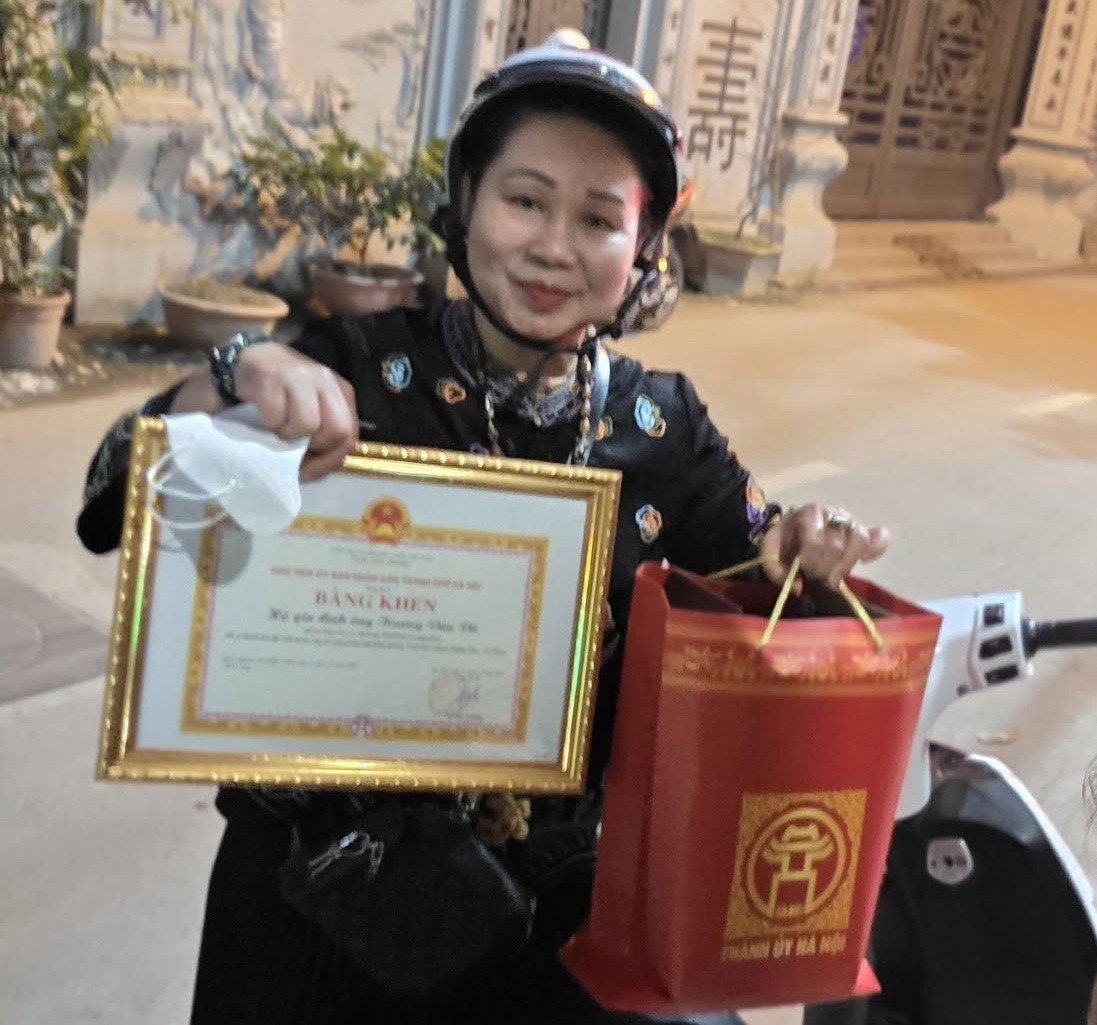 Người phụ nữ ở La Th&agrave;nh (H&agrave; Nội) b&agrave;n giao nh&agrave; sớm lấy tiền mua 100 c&acirc;y v&agrave;ng biết số tiền l&atilde;i m&agrave; cho&aacute;ng- Ảnh 2.