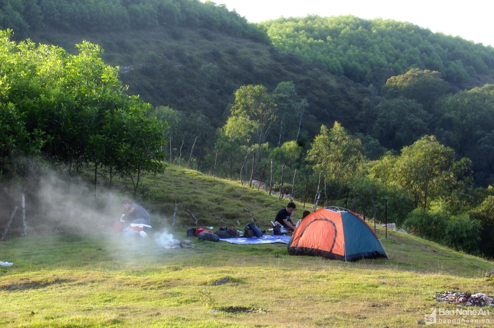 Ngọn n&uacute;i ở Nghệ An cao chỉ hơn 100m, du kh&aacute;ch nhận x&eacute;t cảnh như nước ngo&agrave;i, tr&ecirc;n đỉnh c&oacute; di t&iacute;ch đặc biệt- Ảnh 13.