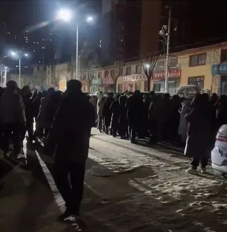 Cậu b&eacute; mất t&iacute;ch giữa đ&ecirc;m đ&ocirc;ng, gia đ&igrave;nh nhờ 200 h&agrave;ng x&oacute;m đi kiếm: C&acirc;u đầu ti&ecirc;n em n&oacute;i sau khi được t&igrave;m ra khiến ai cũng sững người- Ảnh 2.