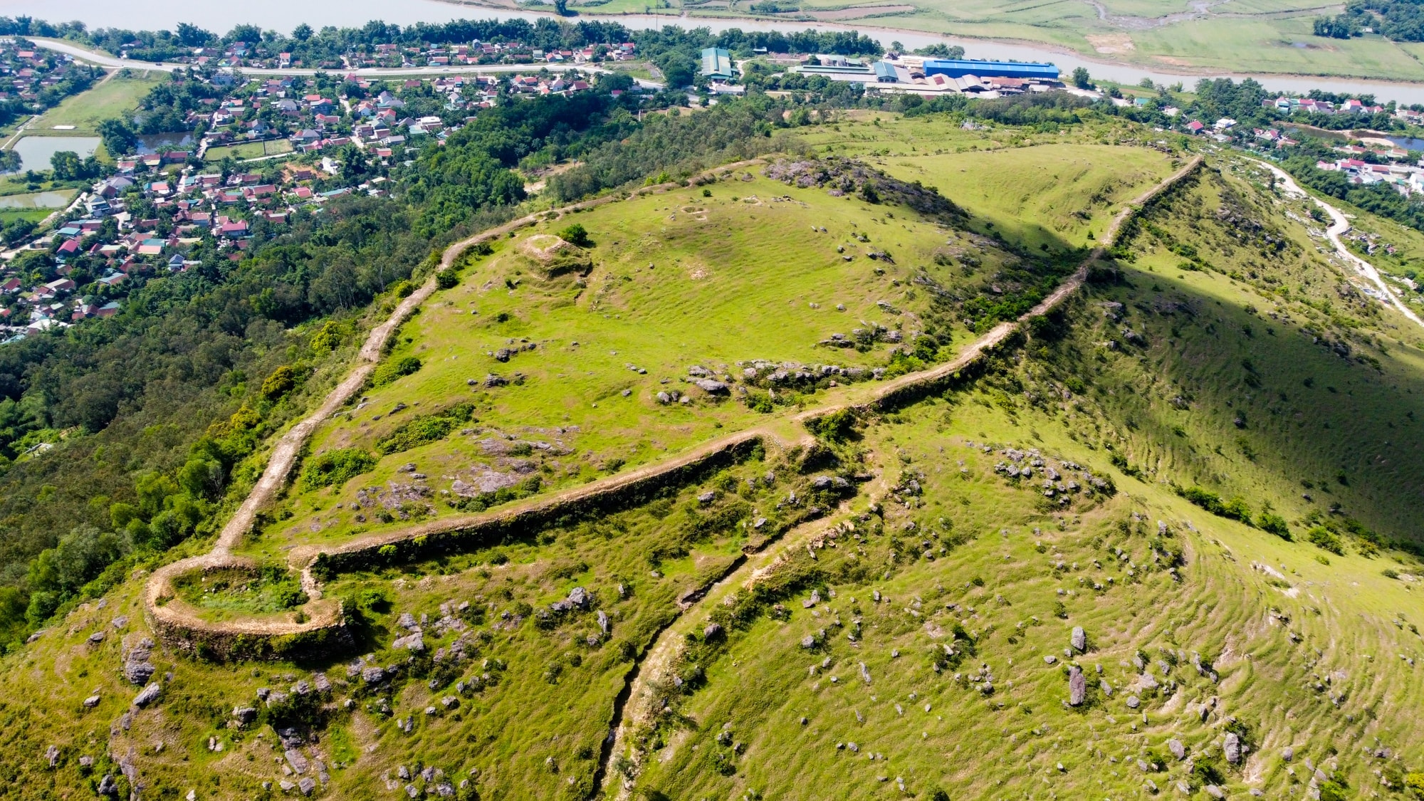 Ngọn n&uacute;i ở Nghệ An cao chỉ hơn 100m, du kh&aacute;ch nhận x&eacute;t cảnh như nước ngo&agrave;i, tr&ecirc;n đỉnh c&oacute; di t&iacute;ch đặc biệt- Ảnh 1.