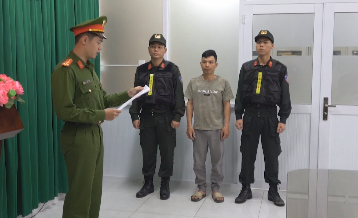 C&ocirc;ng an TPHCM bắt "Được Đất Bắc"- Ảnh 5.