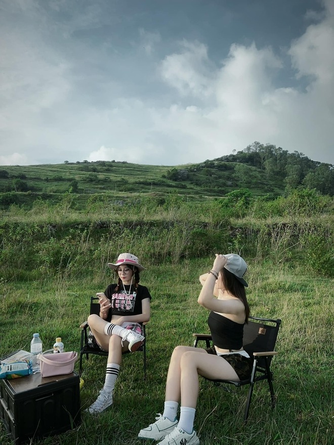 Ngọn n&uacute;i ở Nghệ An cao chỉ hơn 100m, du kh&aacute;ch nhận x&eacute;t cảnh như nước ngo&agrave;i, tr&ecirc;n đỉnh c&oacute; di t&iacute;ch đặc biệt- Ảnh 11.