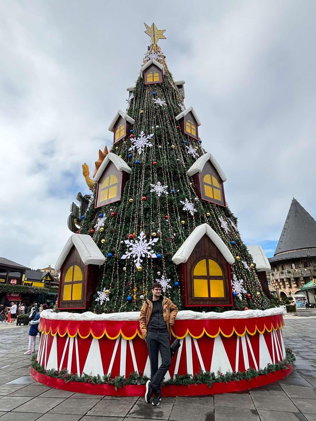 Sun World Ba Na Hills rực rỡ sắc m&agrave;u với Gi&aacute;ng sinh cổ t&iacute;ch- Ảnh 1.