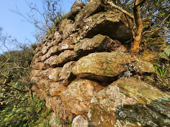 Ngọn n&uacute;i ở Nghệ An cao chỉ hơn 100m, du kh&aacute;ch nhận x&eacute;t cảnh như nước ngo&agrave;i, tr&ecirc;n đỉnh c&oacute; di t&iacute;ch đặc biệt- Ảnh 7.