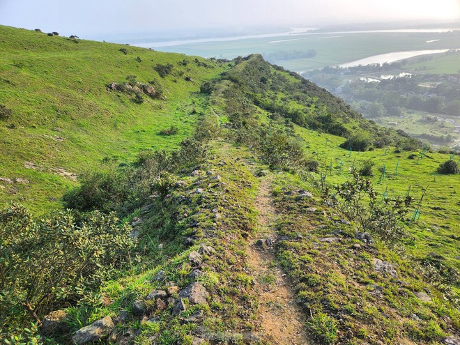 Ngọn n&uacute;i ở Nghệ An cao chỉ hơn 100m, du kh&aacute;ch nhận x&eacute;t cảnh như nước ngo&agrave;i, tr&ecirc;n đỉnh c&oacute; di t&iacute;ch đặc biệt- Ảnh 5.