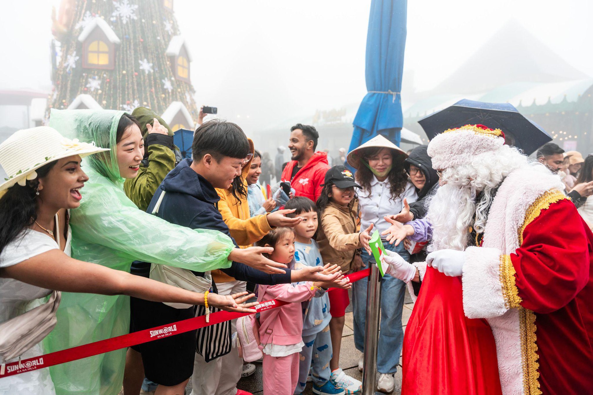 Sun World Ba Na Hills rực rỡ sắc m&agrave;u với Gi&aacute;ng sinh cổ t&iacute;ch- Ảnh 4.