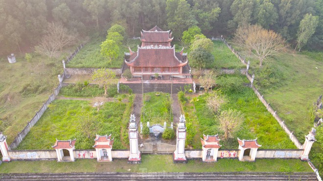 Ngọn n&uacute;i ở Nghệ An cao chỉ hơn 100m, du kh&aacute;ch nhận x&eacute;t cảnh như nước ngo&agrave;i, tr&ecirc;n đỉnh c&oacute; di t&iacute;ch đặc biệt- Ảnh 8.