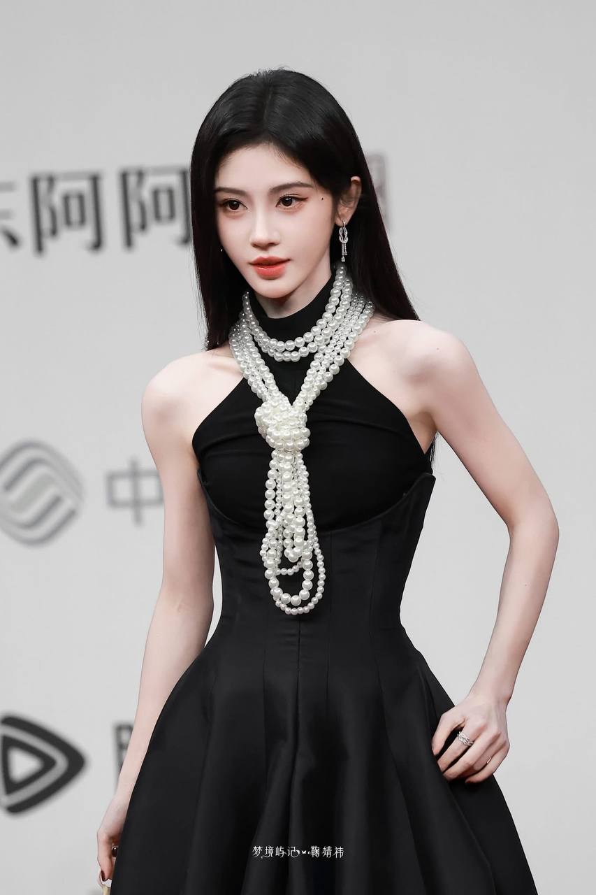 Cam thường lộ vai dị dạng của mỹ nh&acirc;n 4000 năm c&oacute; một- Ảnh 3.