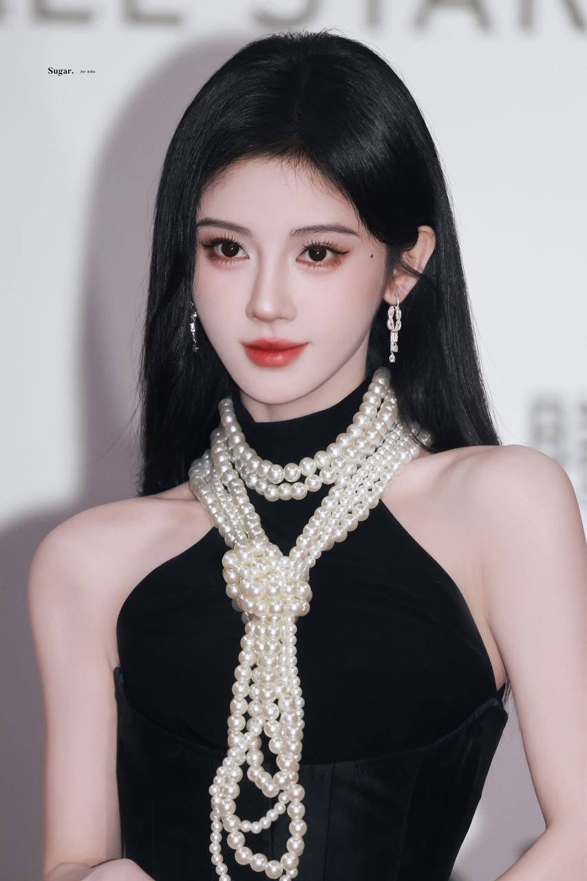 Cam thường lộ vai dị dạng của mỹ nh&acirc;n 4000 năm c&oacute; một- Ảnh 4.