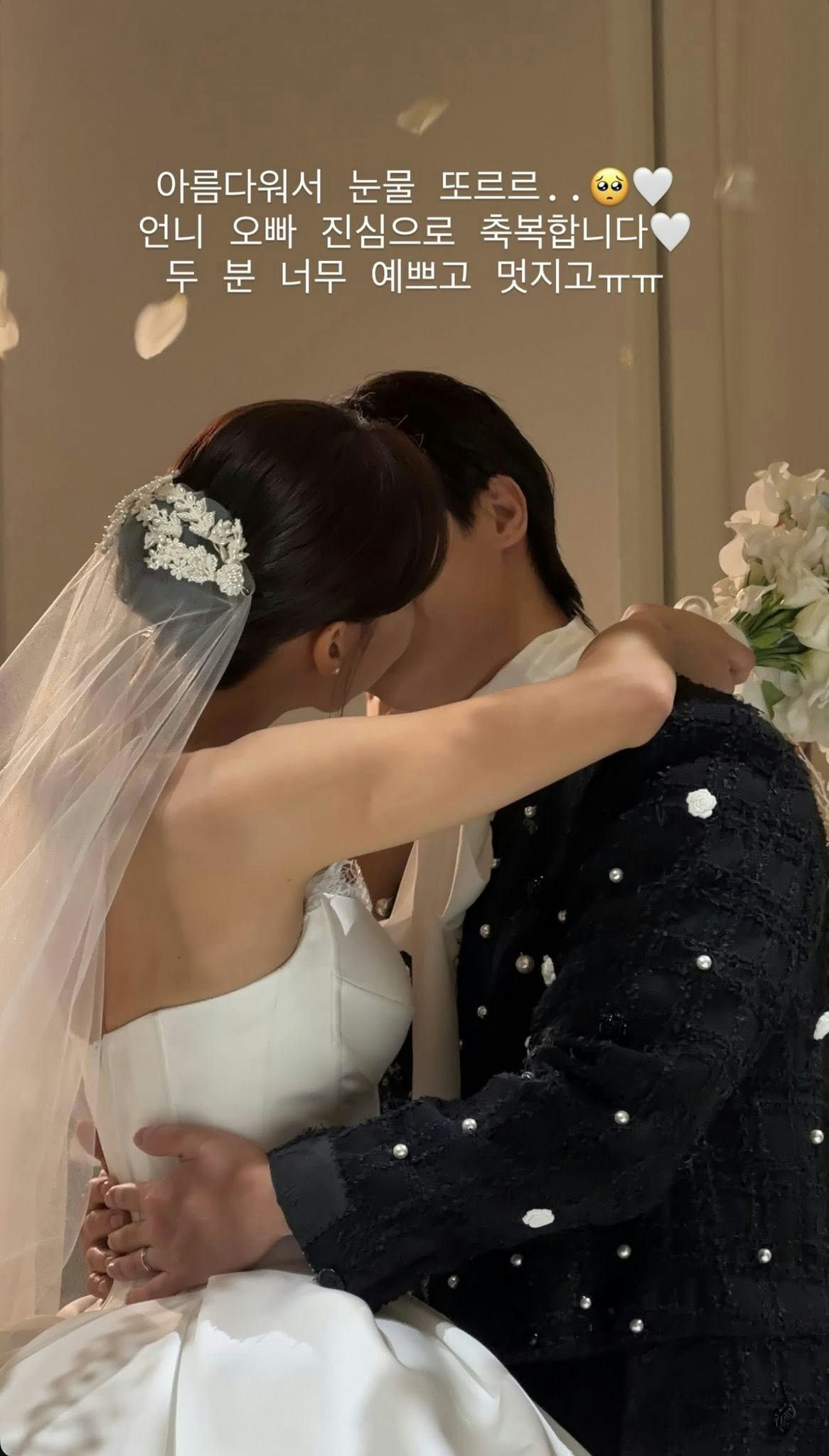 Ph&aacute;t hiện kh&aacute;ch mời k&eacute;m duy&ecirc;n hết chỗ n&oacute;i trong đ&aacute;m cưới b&iacute; mật nhất showbiz l&uacute;c n&agrave;y- Ảnh 2.