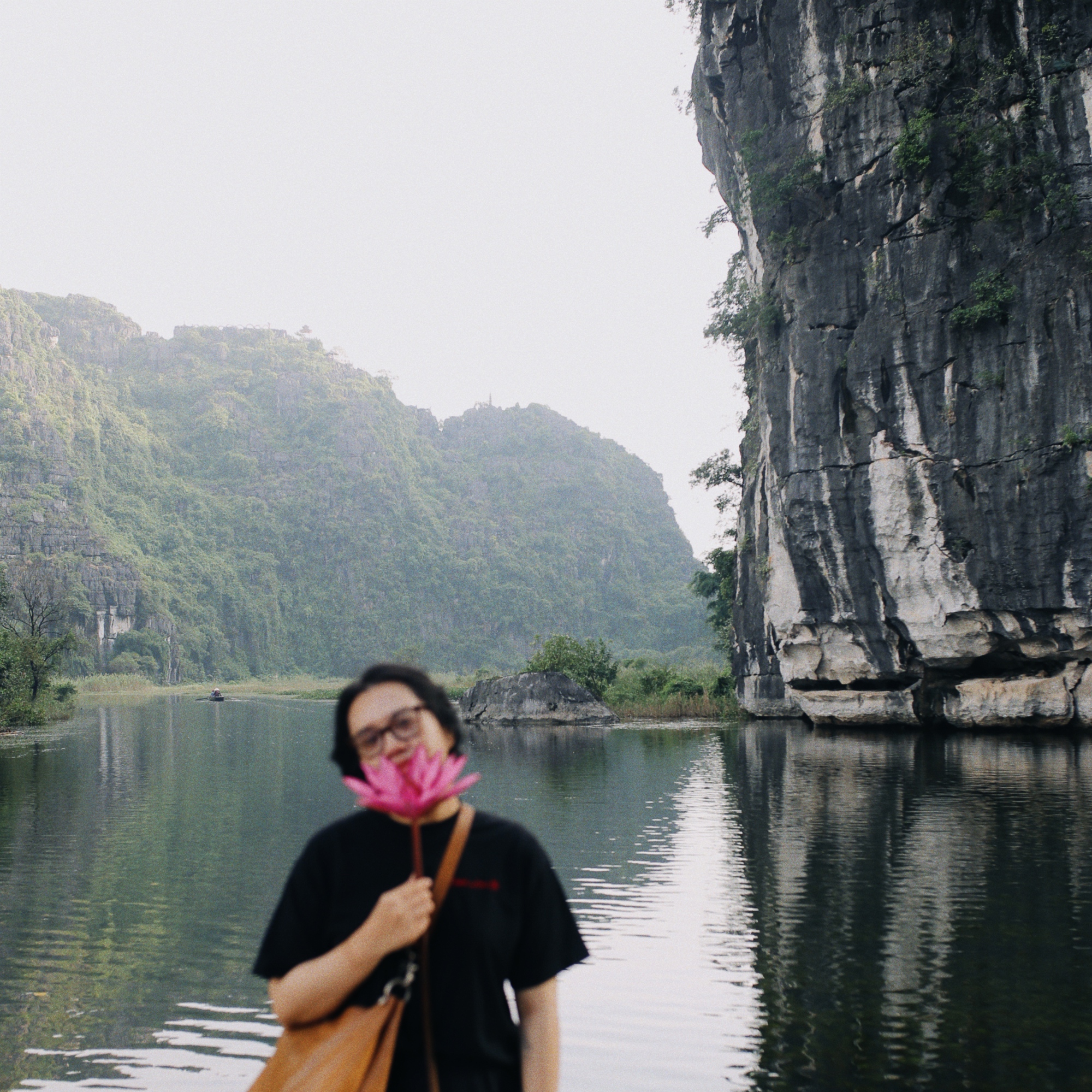 Đạo diễn Lan Nguy&ecirc;n v&agrave; h&agrave;nh tr&igrave;nh lần theo những sợi chỉ v&ocirc; h&igrave;nh của Ch&acirc;n Trời Rực Rỡ- Ảnh 2.