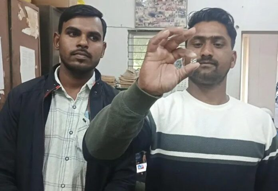 Rủ nhau đi đ&agrave;o đất, 2 người đ&agrave;n &ocirc;ng &ldquo;đổi đời&rdquo; khi nhặt được b&aacute;u vật trị gi&aacute; 52 tỷ đồng- Ảnh 1.