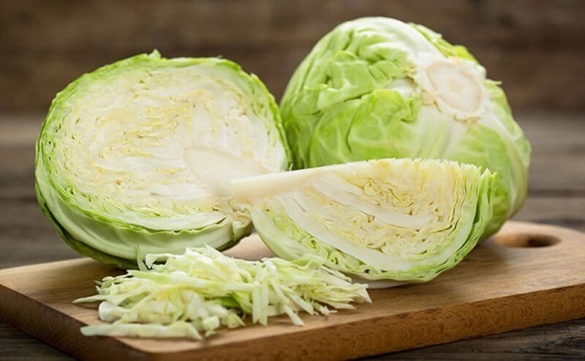 Sau khi bẻ sạch từng lớp bắp cải c&oacute; cần rửa phần l&aacute; b&ecirc;n trong kh&ocirc;ng?- Ảnh 1.