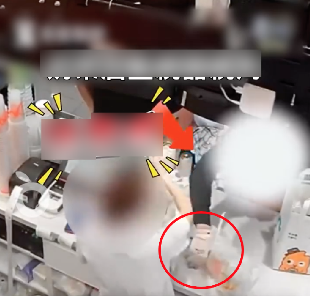 Đến lấy đơn h&agrave;ng, shipper bị nh&acirc;n vi&ecirc;n tạt nguy&ecirc;n cốc tr&agrave; sữa: Nhận 750k bồi thường nhưng vẫn l&agrave;m 1 điều g&acirc;y tranh c&atilde;i- Ảnh 1.