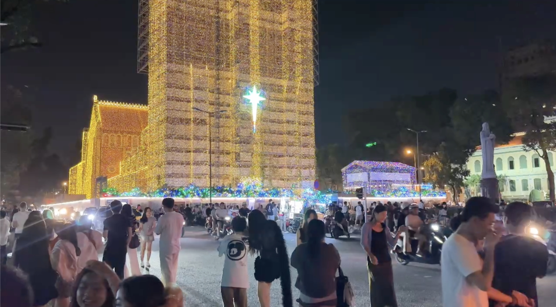 11 giờ đ&ecirc;m: Trung t&acirc;m th&agrave;nh phố biến th&agrave;nh "studio chụp ảnh", giới trẻ mang cả ekip để check-in Noel- Ảnh 2.