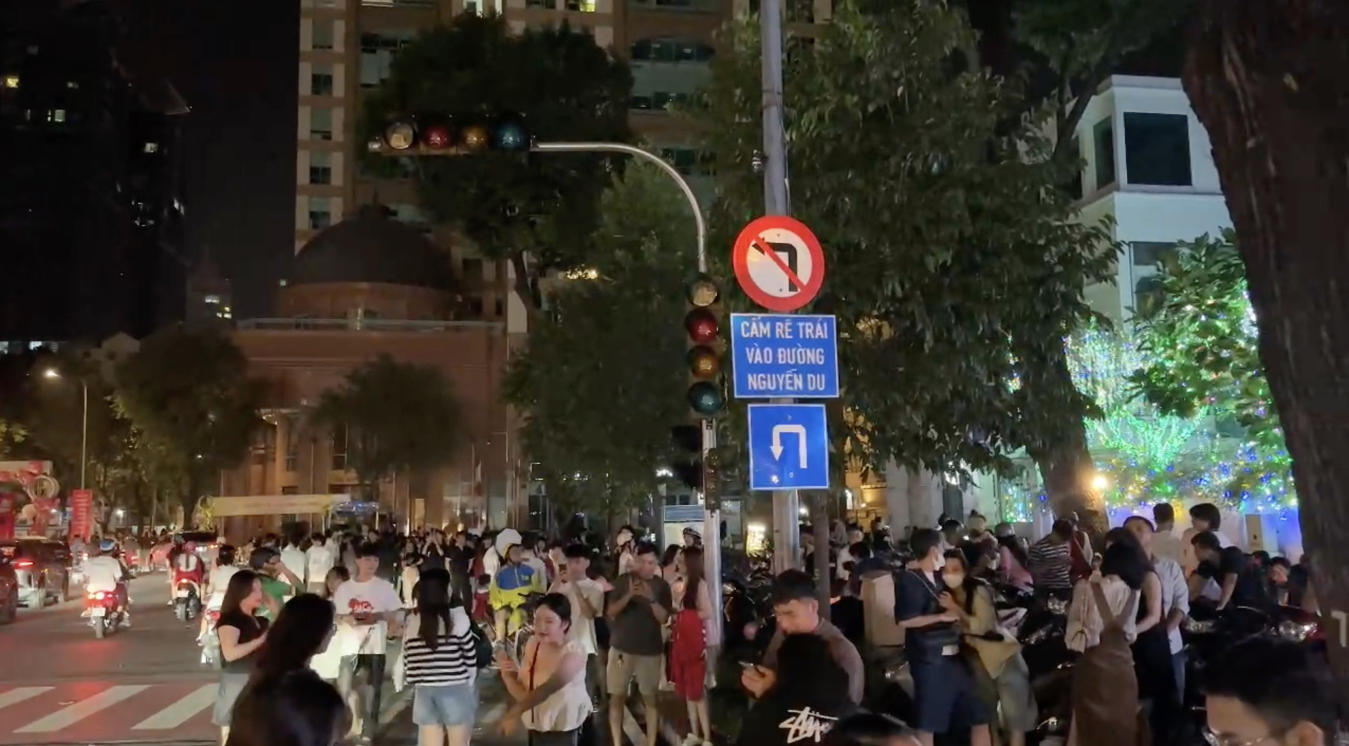 11 giờ đ&ecirc;m: Trung t&acirc;m th&agrave;nh phố biến th&agrave;nh "studio chụp ảnh", giới trẻ mang cả ekip để check-in Noel- Ảnh 3.