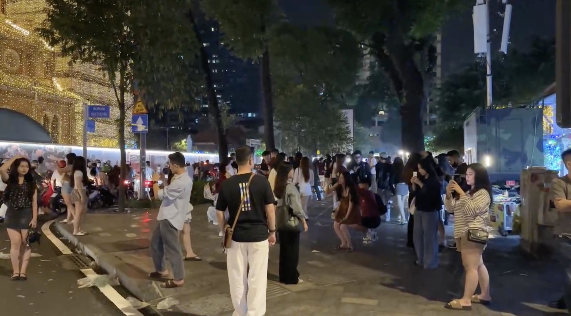 11 giờ đ&ecirc;m: Trung t&acirc;m th&agrave;nh phố biến th&agrave;nh "studio chụp ảnh", giới trẻ mang cả ekip để check-in Noel- Ảnh 4.