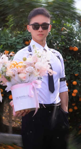 B&iacute; thư th&ocirc;n sinh năm 1997 mặc &aacute;o ba lỗ quảng b&aacute; n&ocirc;ng sản địa phương: B&aacute;n 