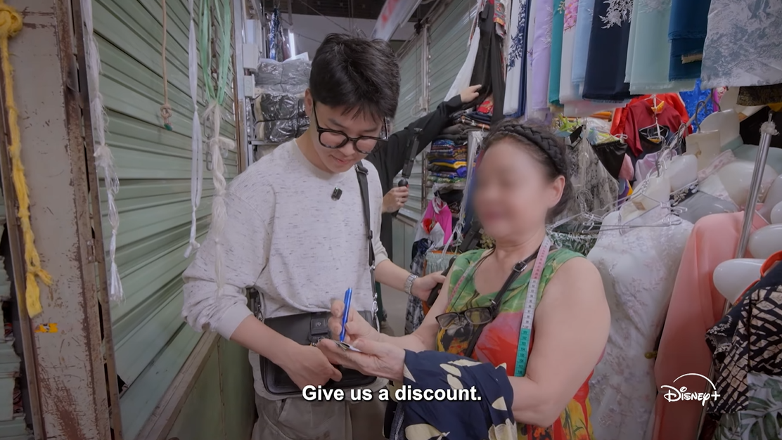 Đại sứ to&agrave;n cầu của Dior v&agrave; Chanel mặc cả ở chợ Đ&agrave; Nẵng, cũng phải xuống nước nũng nịu như ai- Ảnh 3.