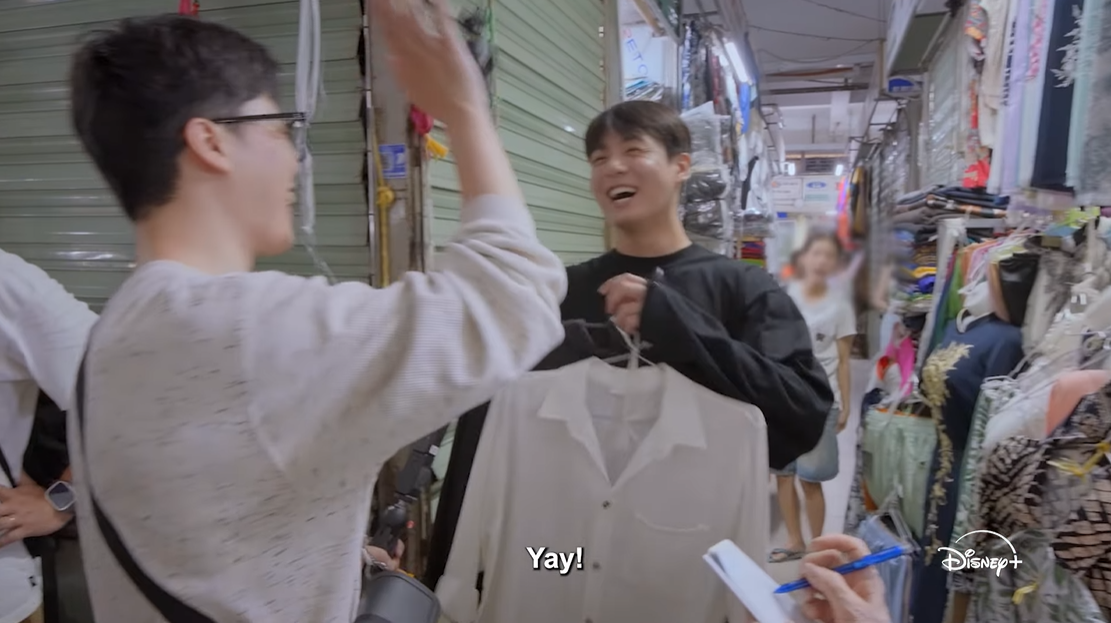 Đại sứ to&agrave;n cầu của Dior v&agrave; Chanel mặc cả ở chợ Đ&agrave; Nẵng, cũng phải xuống nước nũng nịu như ai- Ảnh 4.