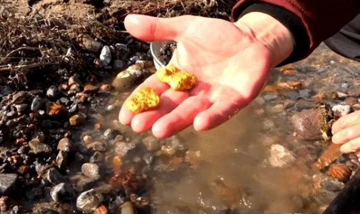 L&atilde;o n&ocirc;ng ph&aacute;t hiện cả n&uacute;i v&agrave;ng trong hang, đem đến ng&acirc;n h&agrave;ng đổi lấy tiền th&igrave; cảnh s&aacute;t ập đến- Ảnh 1.