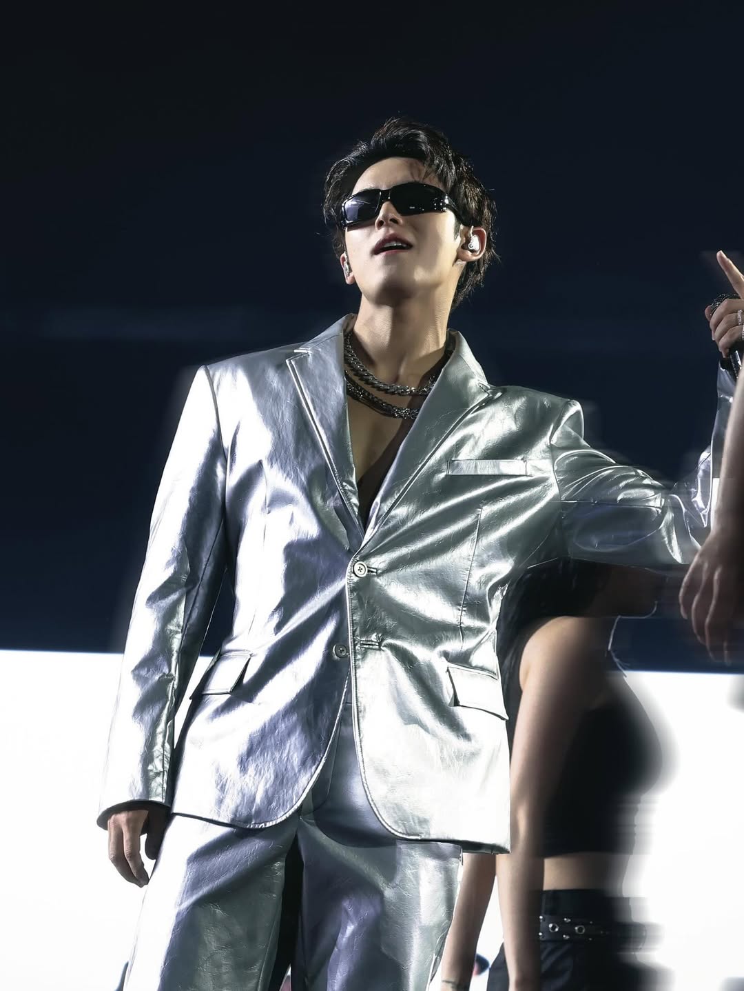 Anh Trai bị tố &ldquo;sao y&rdquo; nam thần hot nhất Kpop: Từ trang phục, vũ đạo đến thần th&aacute;i kh&ocirc;ng thiếu thứ g&igrave;- Ảnh 2.