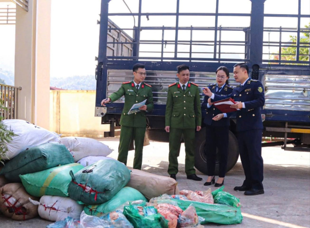 B&iacute; mật giấu k&iacute;n trong 40 bao tải tr&ecirc;n xe &ocirc; t&ocirc; đậu ven đường- Ảnh 1.