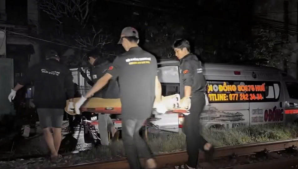 Người đàn ông ngồi trên đường sắt bị tàu hỏa tông chết- Ảnh 1.