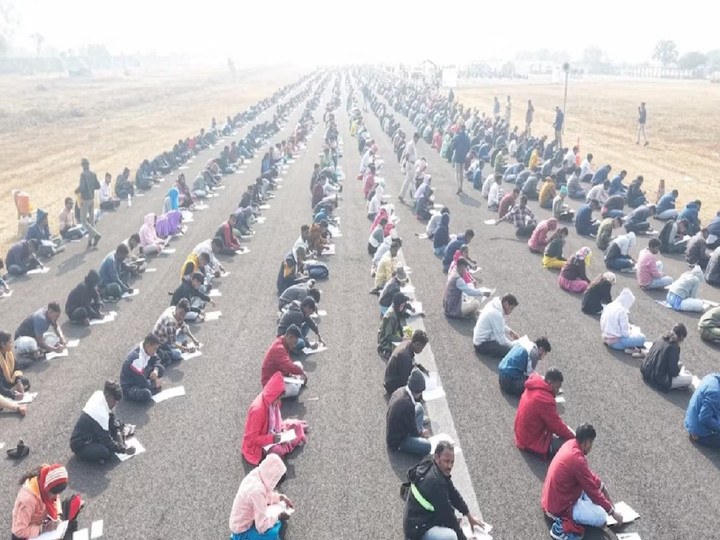 8.000 người ngồi tr&ecirc;n đường băng l&agrave;m b&agrave;i thi, gi&aacute;m thị d&ugrave;ng UAV chống gian lận- Ảnh 1.