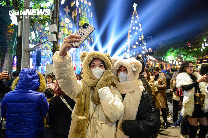 Tin kh&ocirc;ng kh&iacute; lạnh mới nhất: H&agrave; Nội chuyển mưa r&eacute;t trong đ&ecirc;m Gi&aacute;ng sinh 24/12- Ảnh 1.