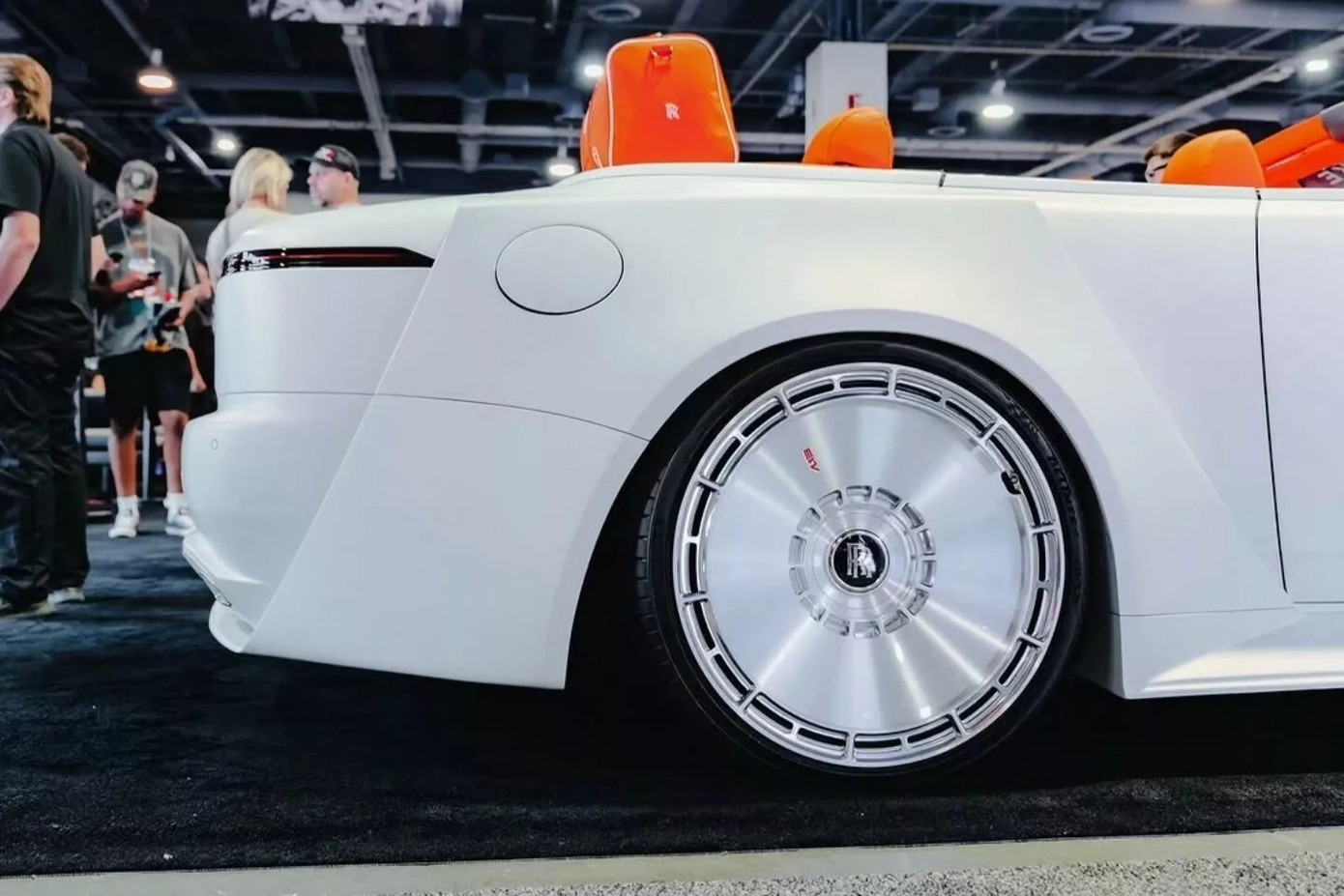 Rolls-Royce Dawn độ độc lạ, chỉ c&oacute; 25 chiếc to&agrave;n cầu- Ảnh 4.