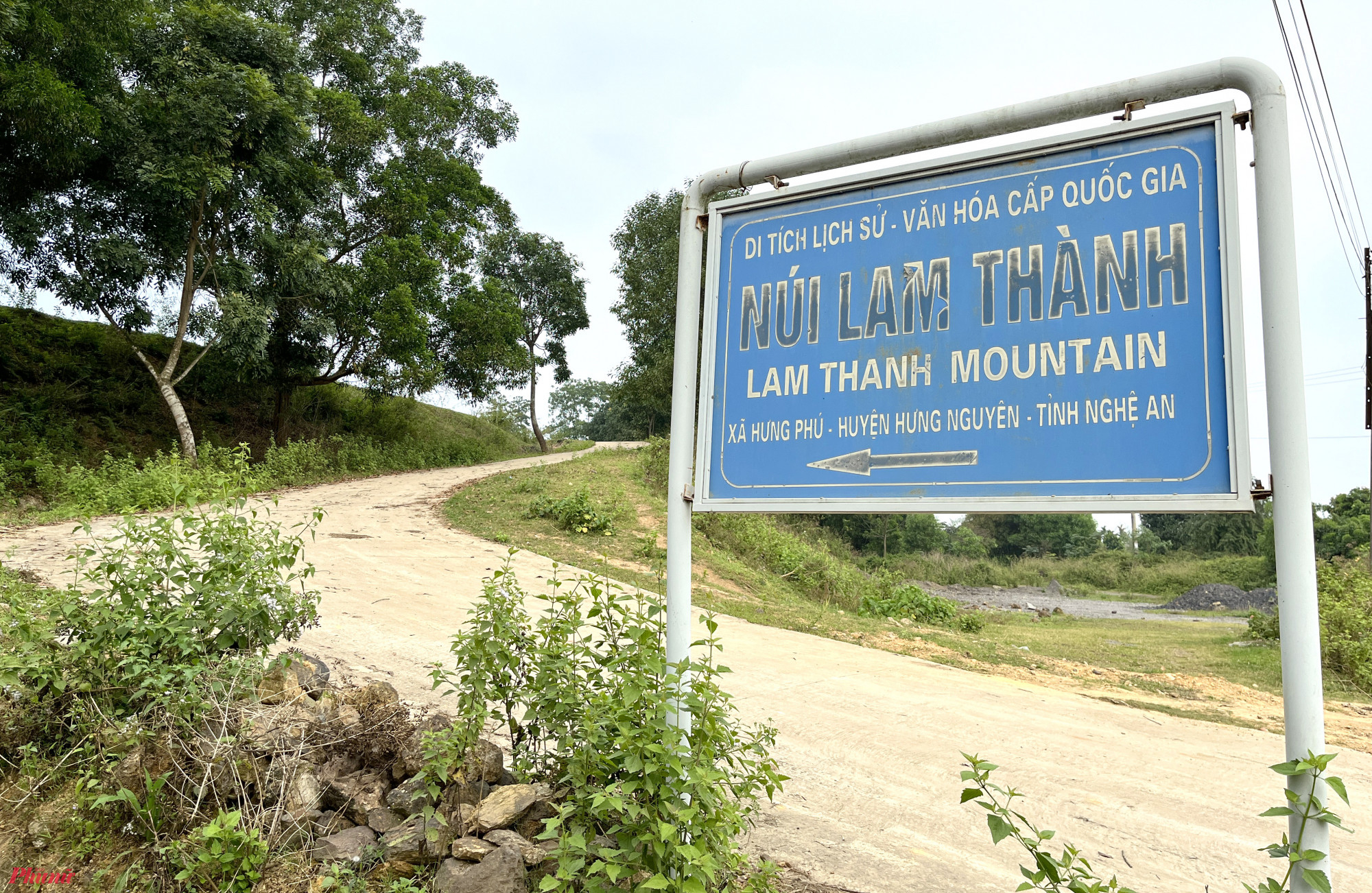 Ngọn n&uacute;i ở Nghệ An cao chỉ hơn 100m, du kh&aacute;ch nhận x&eacute;t cảnh như nước ngo&agrave;i, tr&ecirc;n đỉnh c&oacute; di t&iacute;ch đặc biệt- Ảnh 4.