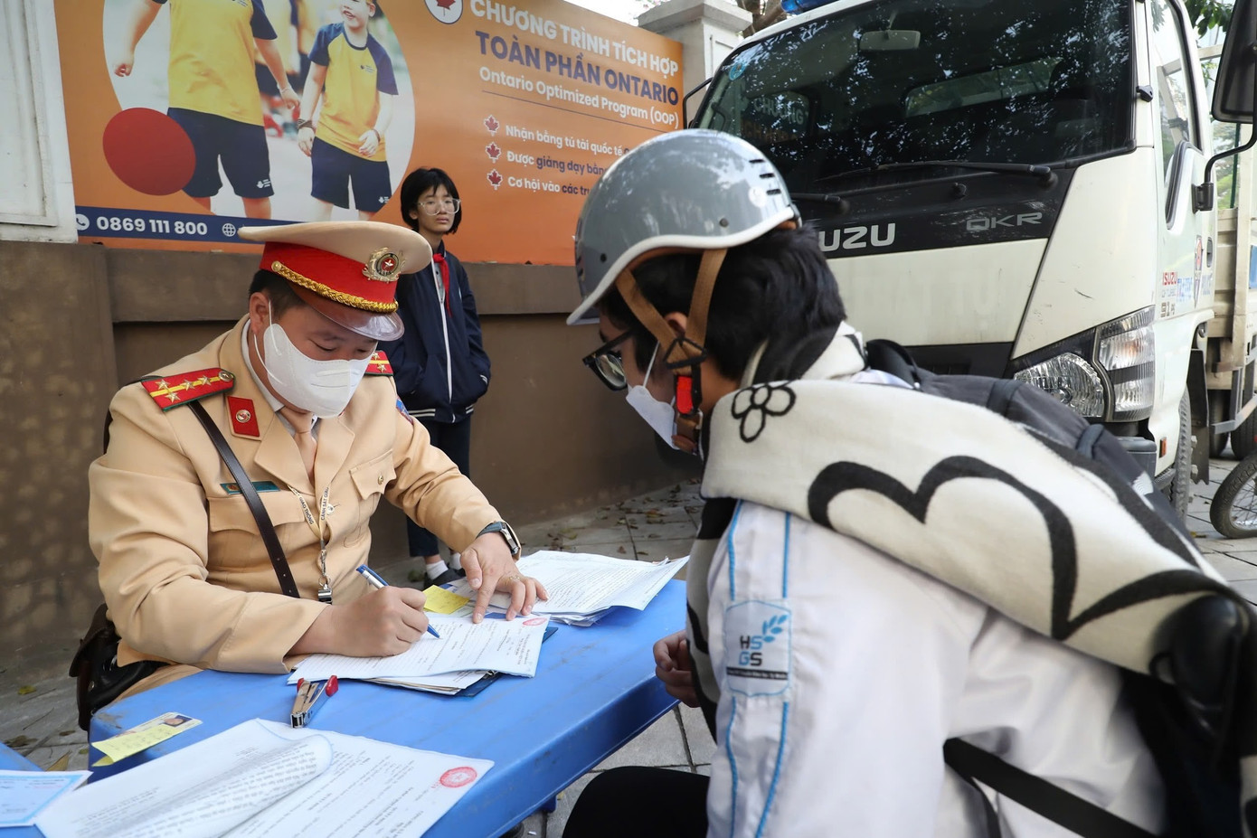 C&ocirc;ng an H&agrave; Nội gửi danh s&aacute;ch hơn 2.000 học sinh vi phạm giao th&ocirc;ng cho Sở gi&aacute;o dục- Ảnh 1.