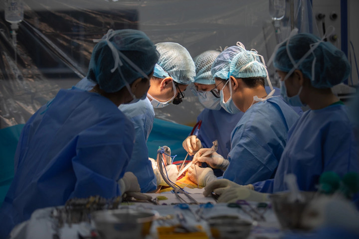 Xuy&ecirc;n đ&ecirc;m gh&eacute;p gan cứu bệnh nh&acirc;n h&ocirc;n m&ecirc; s&acirc;u- Ảnh 1.