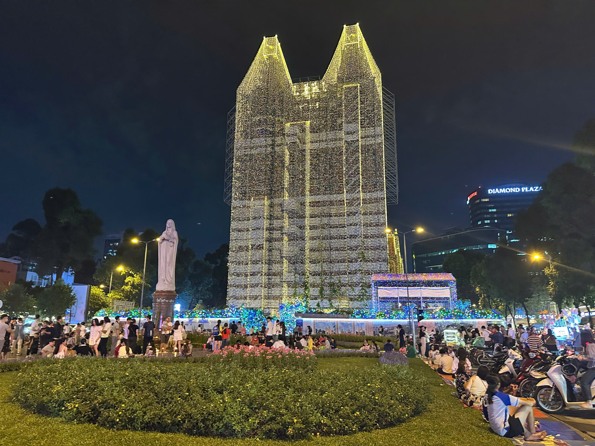 11 giờ đ&ecirc;m: Trung t&acirc;m th&agrave;nh phố biến th&agrave;nh "studio chụp ảnh", giới trẻ mang cả ekip để check-in Noel- Ảnh 5.