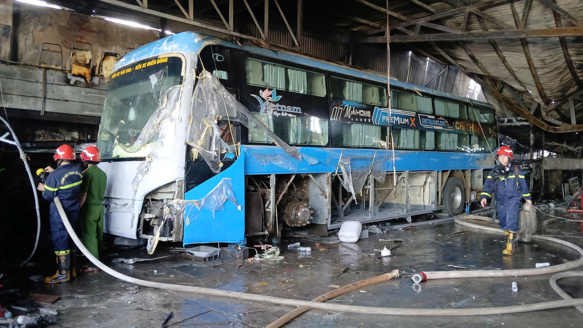 CLIP: Ch&aacute;y garage ở Gia Lai, nhiều &ocirc; t&ocirc; bị thi&ecirc;u rụi- Ảnh 4.