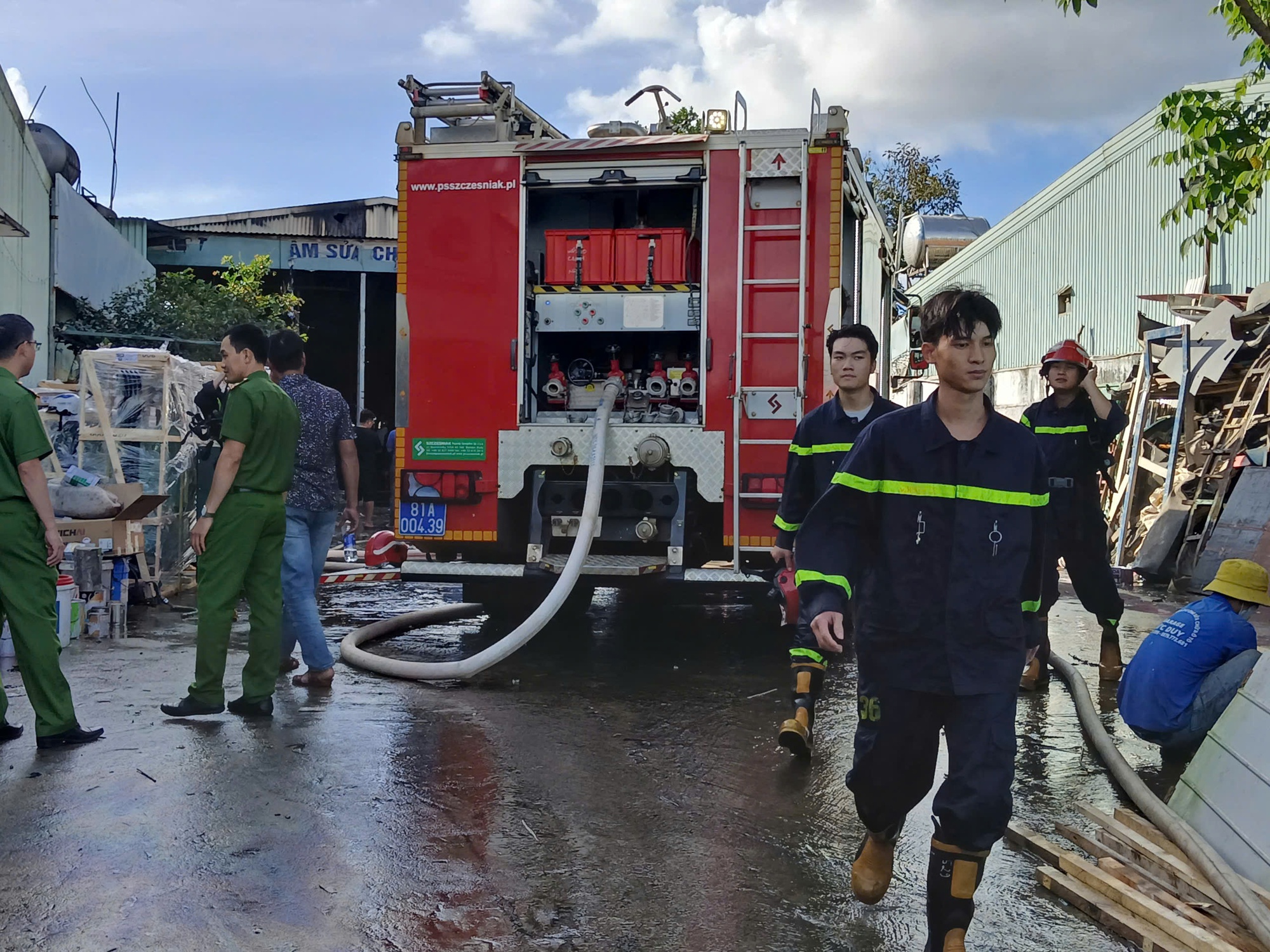 CLIP: Ch&aacute;y garage ở Gia Lai, nhiều &ocirc; t&ocirc; bị thi&ecirc;u rụi- Ảnh 2.