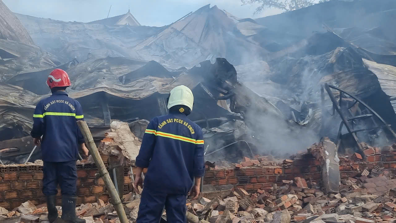 CLIP: Ch&aacute;y garage ở Gia Lai, nhiều &ocirc; t&ocirc; bị thi&ecirc;u rụi- Ảnh 3.